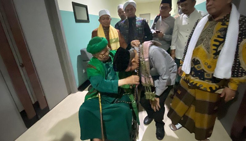 Bertemu Abah Aos, TGB Zainul Majdi Dikalungkan Tasbih - Bagian 1