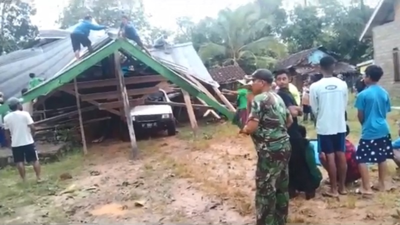 Angin Kencang Terjang Konawe, 1 Rumah Warga Roboh hingga Timpa Mobil