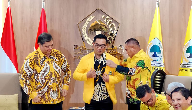 Ridwan Kamil Pakai Jas Kuning, Resmi Masuk Partai Golkar  - Bagian 1