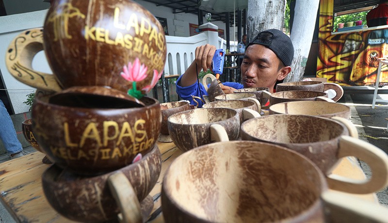 Kerajinan Cangkir Batok Kelapa Buatan Napi Lapas Kediri - Bagian 1