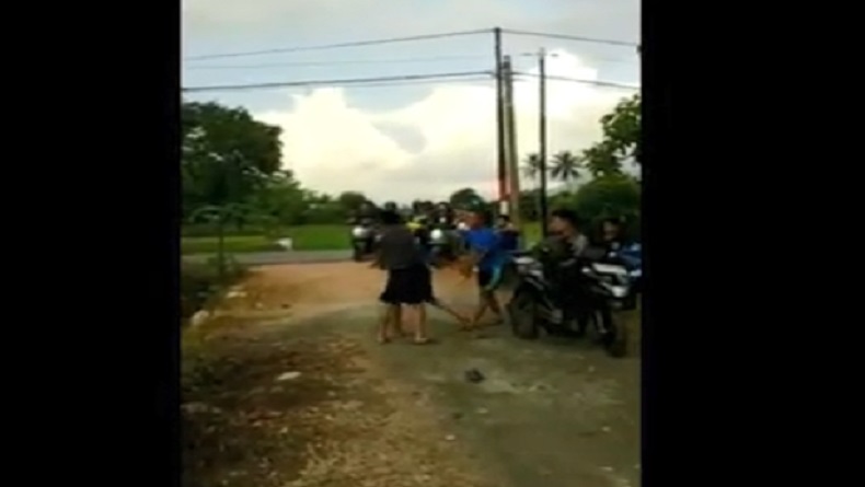 Heboh ABG Duel Malah Jadi Ditonton Teman-Temannya di Tanah Laut