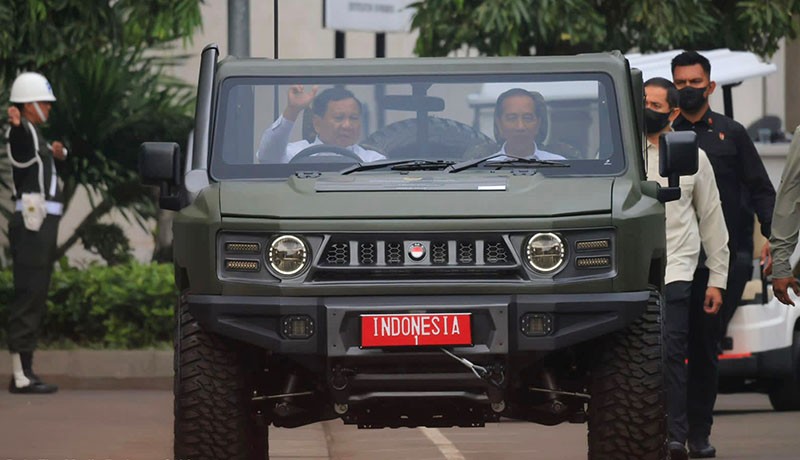 Momen Prabowo Bawa Rantis Maung Jadi Sopir Jokowi  - Bagian 1