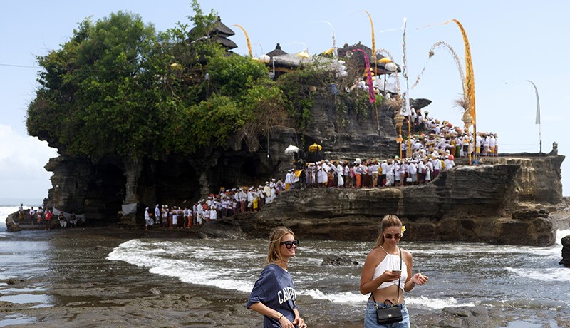 Umat Hindu Sembahyang Hari Suci Siwaratri di Pura Tanah Lot Bali - Bagian 3