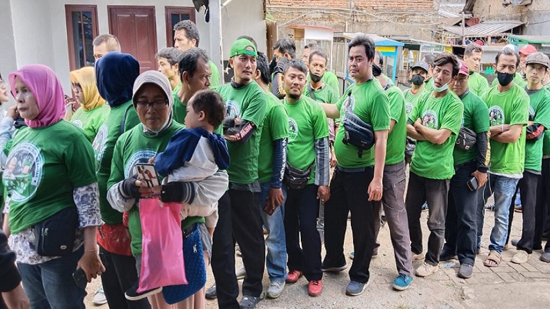 Drivel Ojol Semringah Dapat Sembako Murah dan Kartu BPJS dari Kajol Indonesia