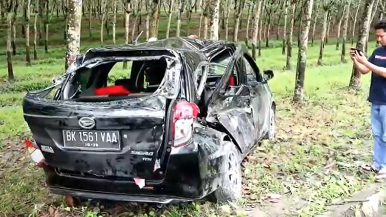 Mobil Bawa Rombongan Satu Keluarga Terguling di Asahan, 6 Orang Terluka