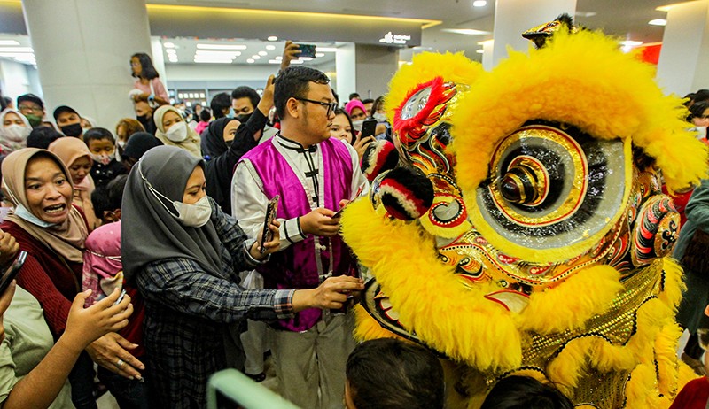 Atraksi Barongsai Meriahkan Tahun Baru Imlek 2574 di Pusat Perbelanjaan  - Bagian 4
