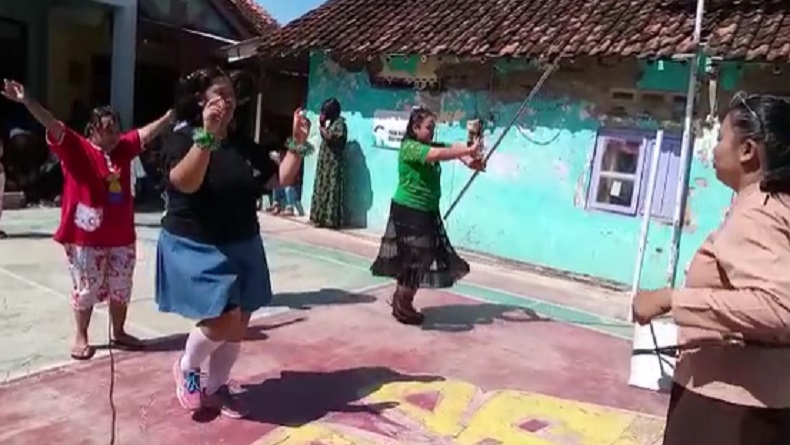 Tampil Beda, Warga Main Drumband dari Kaleng di Hari Jadi Pemalang, Ada Emak-Emak 