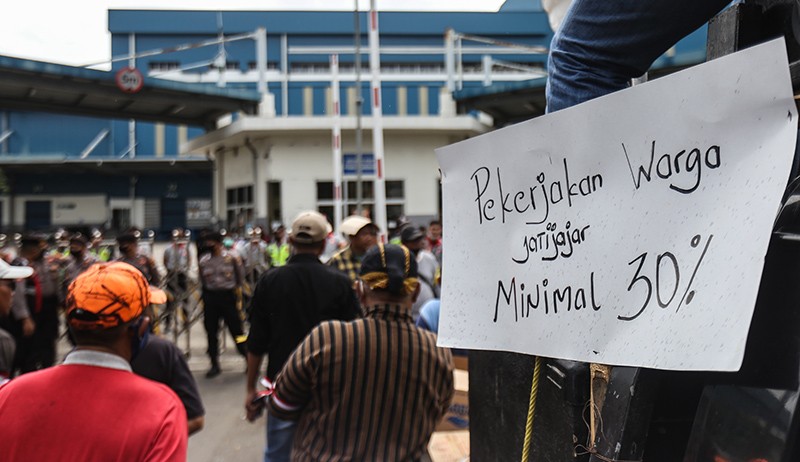 Minta Lowongan Kerja, Ratusan Warga Datangi Gudang Lazada Depok - Bagian 3