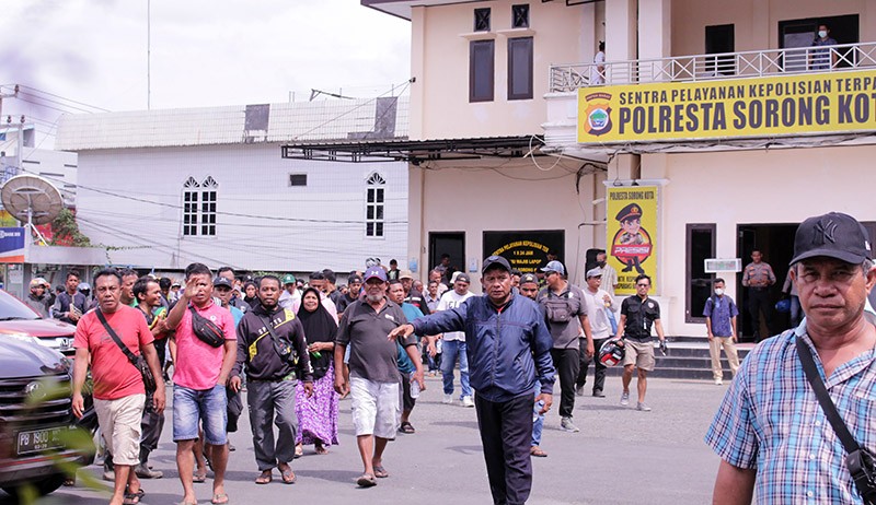 Ratusan Massa Kerukunan Keluarga Sulawesi Tenggara Datangi Mapolresta Sorong - Bagian 1