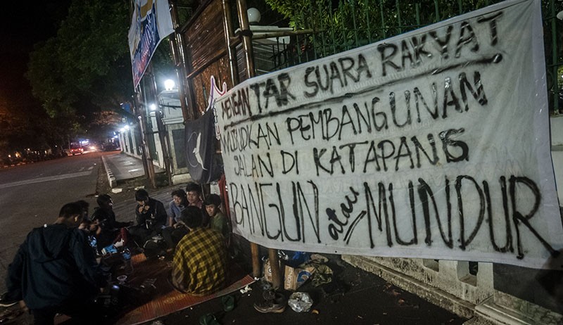 Warga Menginap di Kantor Bupati Lebak, Protes Jalanan Rusak Tidak Pernah Diperbaiki - Bagian 1