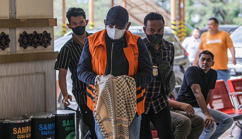Tampang Mantan Panglima GAM Ditangkap KPK, Tangan Diborgol Ditutup Serban - Bagian 2