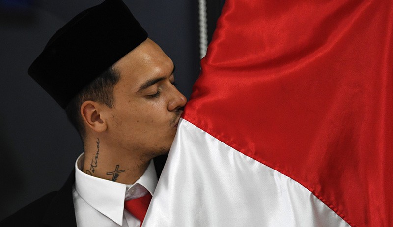 Momen Shayne Pattynama Cium Merah Putih usai Resmi Menjadi WNI - Bagian 2