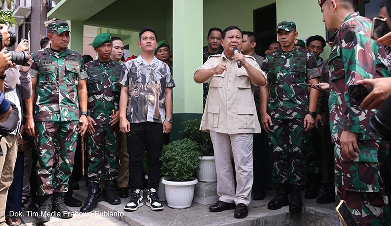 Prabowo Bareng Gibran Serahkan Motor dan Alat Komunikasi ke Babinsa di Solo - Bagian 1