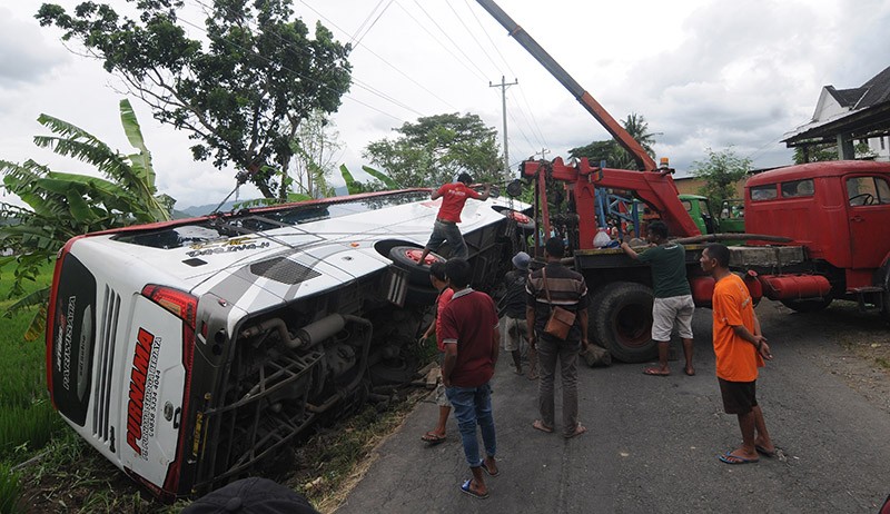 Bus Bawa 60 Peziarah Terguling di Jalan Klaten-Bayat - Bagian 1