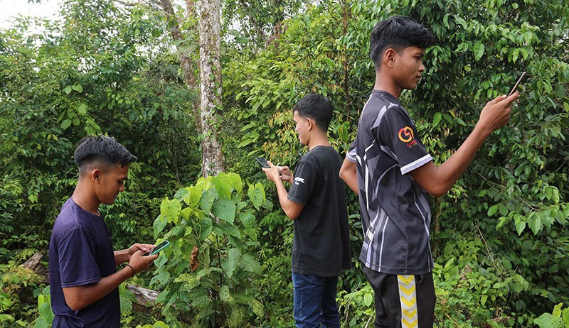 Potret Orang Pedalaman Naik Bukit Cari Sinyal Internet - Bagian 1