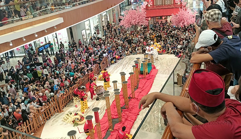 Pusat Perbelanjaan Membeludak, Pengunjung Antusias Nonton Barongsai - Bagian 4