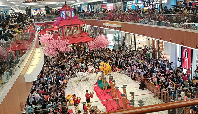 Pusat Perbelanjaan Membeludak, Pengunjung Antusias Nonton Barongsai - Bagian 3