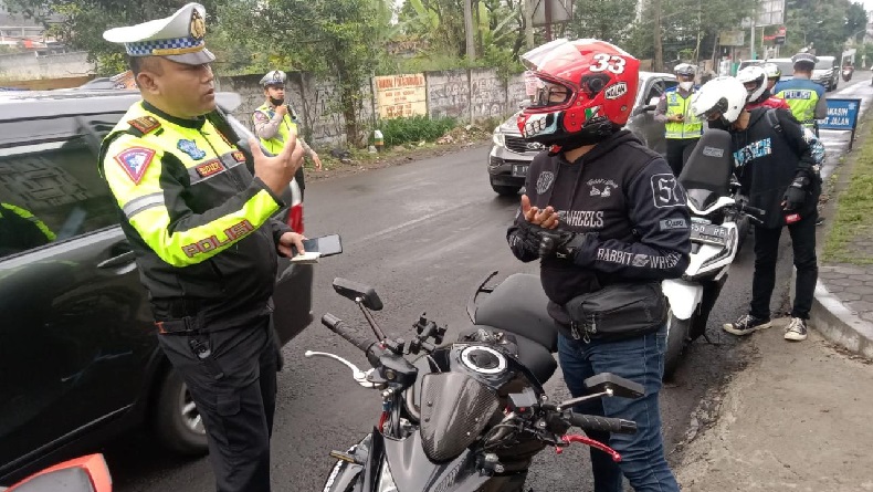 Geber Knalpot Bising, Ratusan Bikers Ditilang Polisi di Lembang KBB
