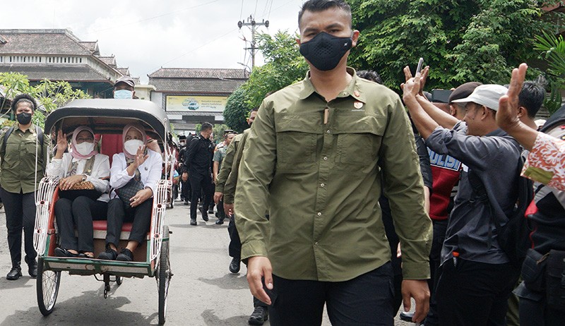 Naik Becak, Iriana Jokowi Belanja Batik di Pasar Beringharjo - Bagian 1
