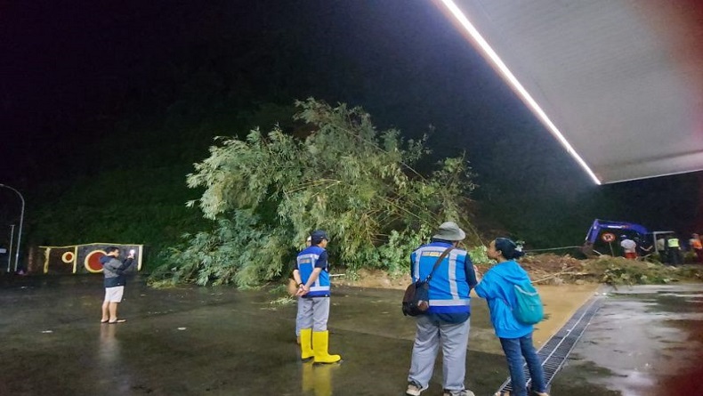 Tebing di Kawasan Rest Area KM 429 Tol Semarang-Solo Longsor