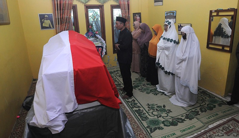 Salat Jenazah Prajurit TNI Gugur akibat Insiden Jembatan Putus di Papua  - Bagian 1