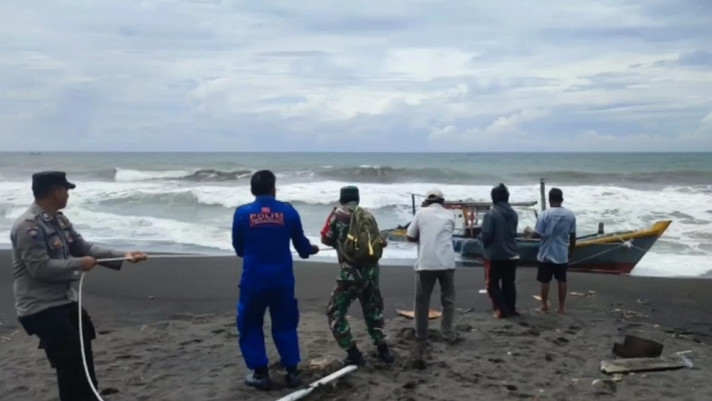 Nelayan asal Banten Kehabisan BBM, Terbawa Gelombang dan Terdampar di Tasikmalaya
