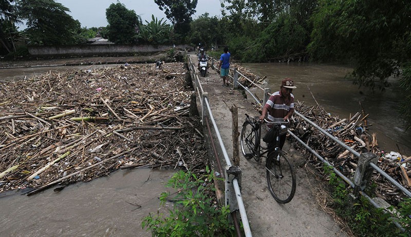Tumpukan Sampah Menutup Aliran Sungai di Klaten Penyebab Banjir - Bagian 2