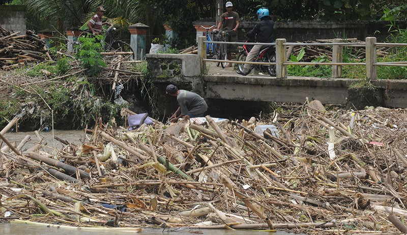 Tumpukan Sampah Menutup Aliran Sungai di Klaten Penyebab Banjir - Bagian 1