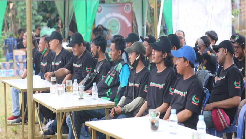 Perempuan Driver Ojol Single Parent di Depok Semringah Dapat Bantuan dari Kajol