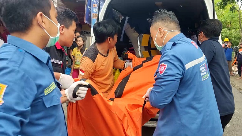 Kuli Bangunan di Mojokerto Tewas Tersetrum Listrik saat Pasang Atap Gudang