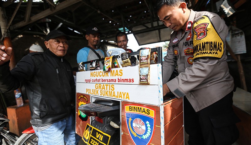 Polisi di Depok Patroli Bawa Gerobak Kopi Gratis, Siap Dengar Warga Curhat - Bagian 2