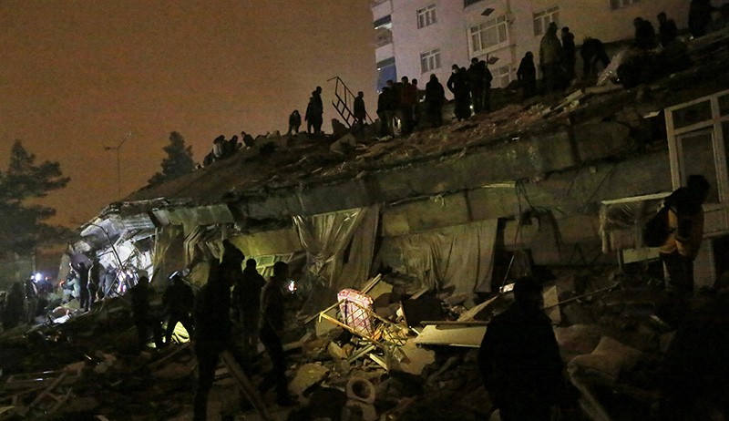 Foto-Foto Gempa Dahsyat M 7,9 Guncang Turki, Bangunan Hancur hingga Suriah   - Bagian 2