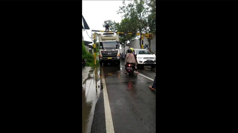 Viral Truk Tronton Paksa Masuk Jalan Sempit Berportal di Jember, Warga Geram
