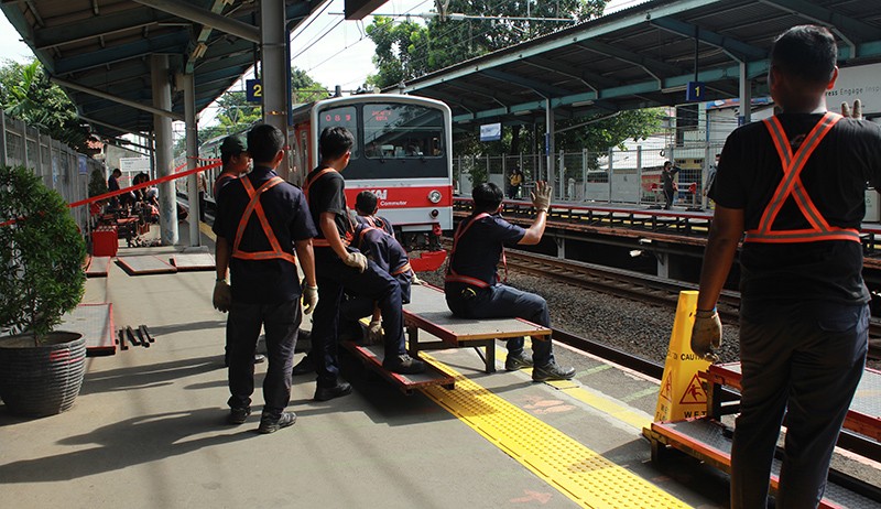 Dikeluhkan Penumpang, Tangga Peron untuk Naik KRL Akhirnya Dipasang - Bagian 4