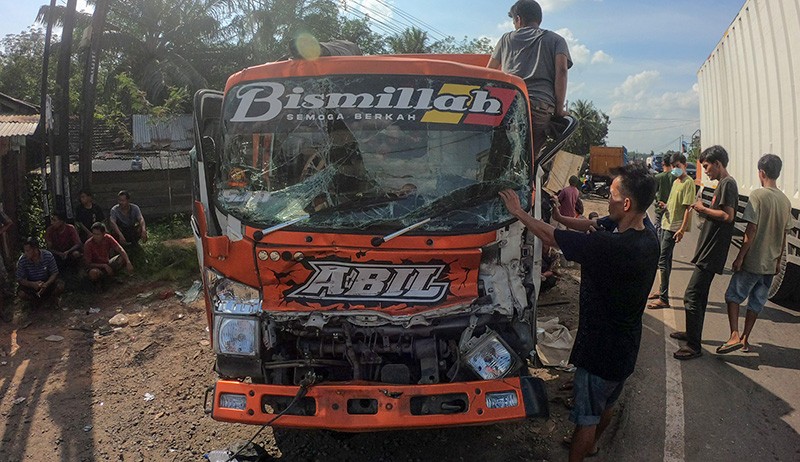 6 Mobil Kecelakaan Beruntun di Jambi, 2 Bangunan Hancur - Bagian 3