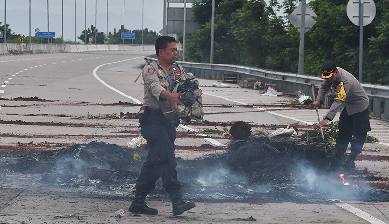 Akses Jalan Tol Jatikarya Kembali Dibuka setelah Diblokade Warga - Bagian 1