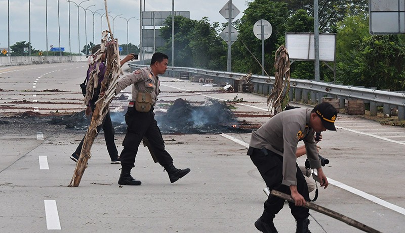 Akses Jalan Tol Jatikarya Kembali Dibuka setelah Diblokade Warga - Bagian 2