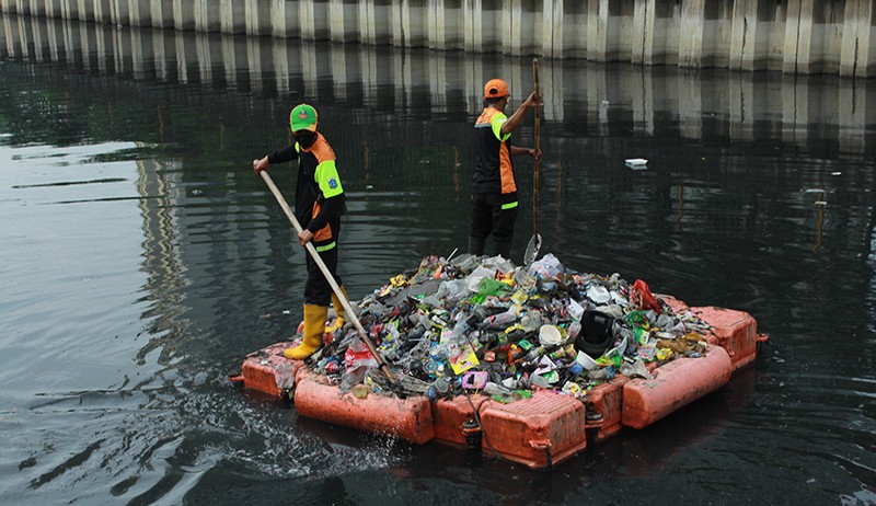 Gunakan Rakit, Petugas Kebersihkan Angkut Sampah Kali Sunter Setiap Hari - Bagian 1