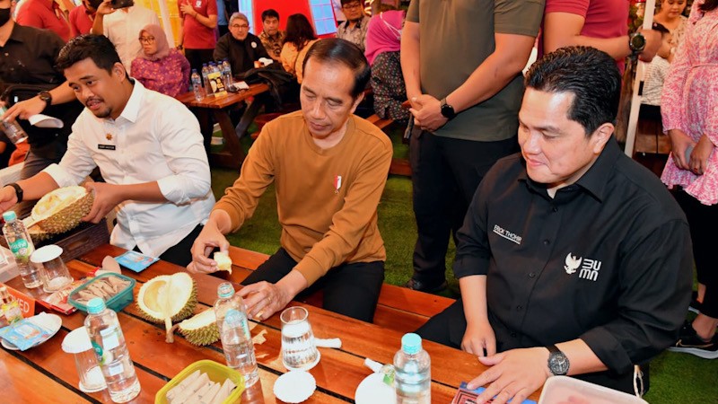 Momen Santai Presiden Jokowi, Erick Thohir dan Bobby Nasution Makan Durian di Medan - Bagian 1