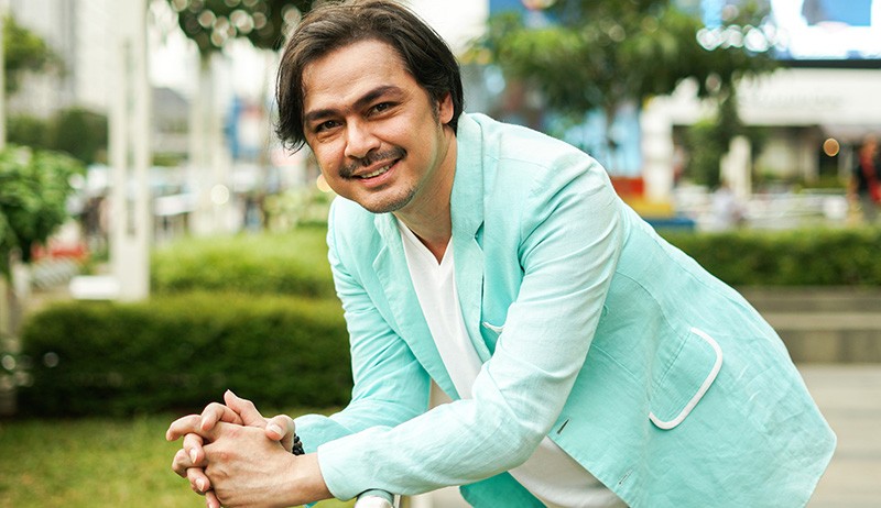 Foto Thomas Djorghi Tampil Awet Muda saat Rilis Lagu Karya Guruh Soekarnoputra - Bagian 1