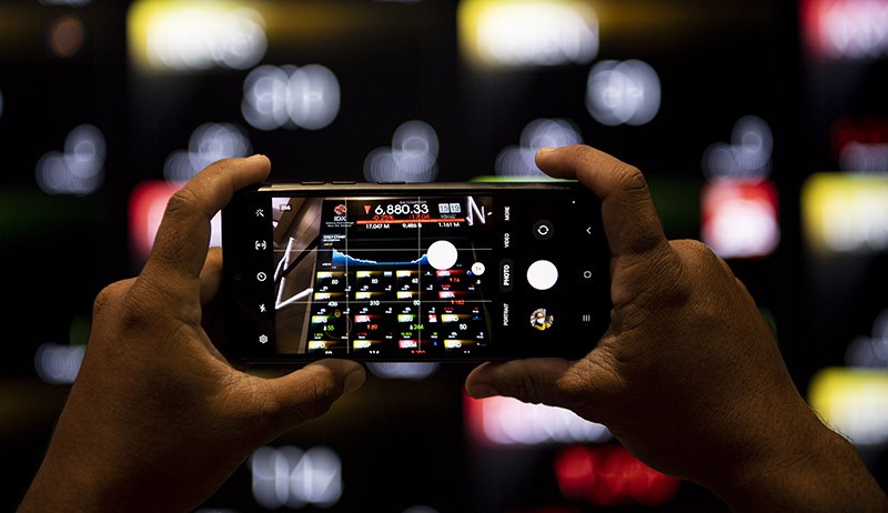 IHSG Akhir Pekan Ditutup Melemah ke Level 6.880,3 - Bagian 2