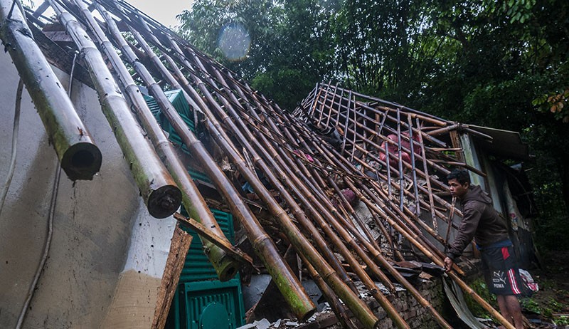 Rumah Ambruk Diterjang Hujan Deras-Angin Kencang di Lebak - Bagian 1
