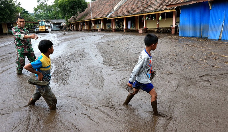 Banjir Bandang Terjang Bondowoso, Sekolah Terendam Lumpur Tebal - Bagian 2