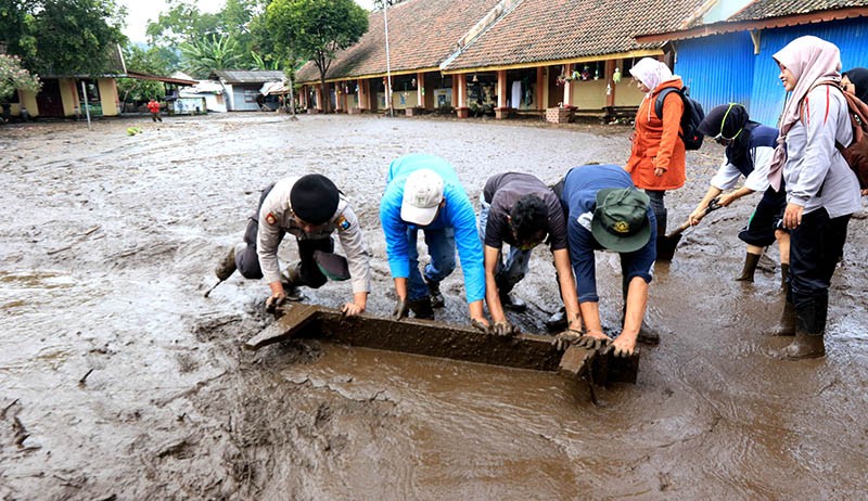 Banjir Bandang Terjang Bondowoso, Sekolah Terendam Lumpur Tebal - Bagian 1