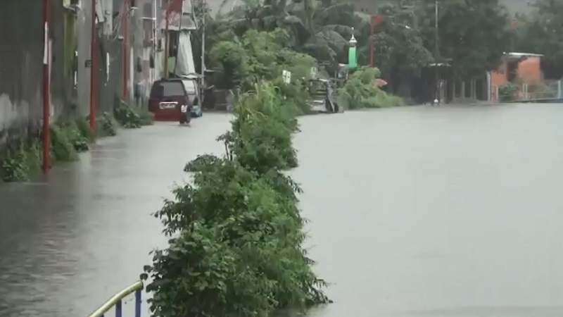 Hujan Deras, Makassar di Kepung Banjir Setinggi 3 Meter