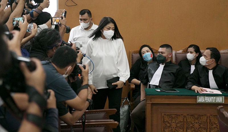Momen Putri Candrawathi Masuk Ruang Sidang usai Sang Suami Divonis Mati - Bagian 2