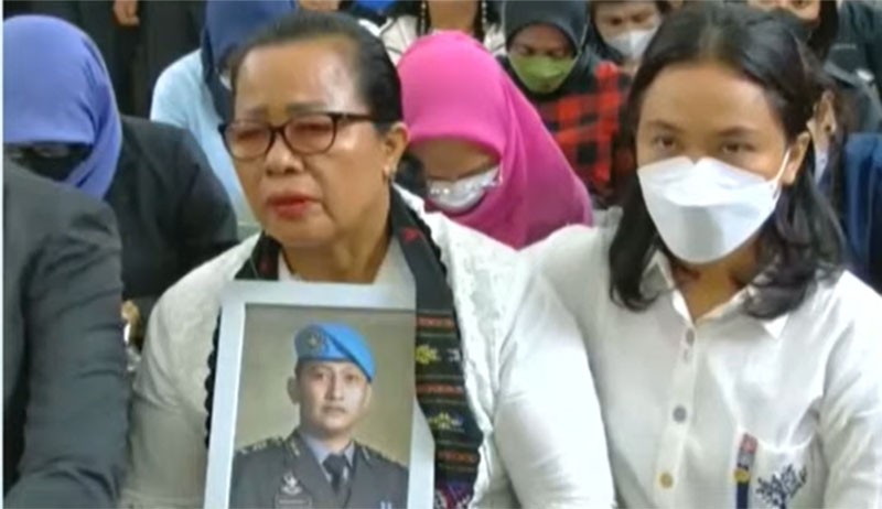 Rosti Simanjuntak Peluk Foto Brigadir J saat Pembacaan Vonis Ferdy Sambo - Bagian 2