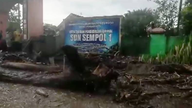 Diterjang Banjir Bandang, SD di Bondowoso Terendam Endapan Lumpur