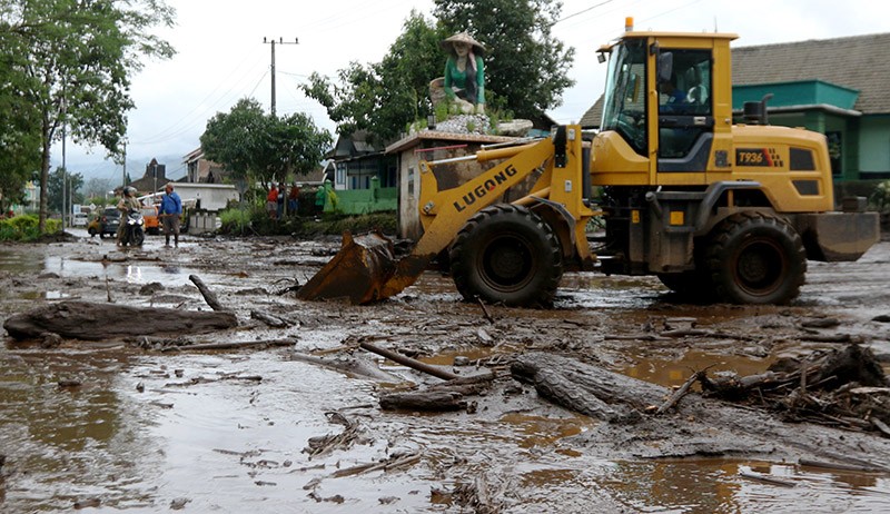 Banjir Bandang Susulan di Bondowoso, Lumpur dan Kayu Menutup Jalan - Bagian 1