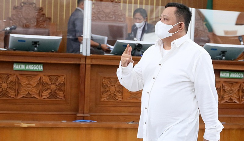 Momen Kuat Ma'ruf Acungkan Salam Metal usai Divonis 15 Tahun Penjara - Bagian 1